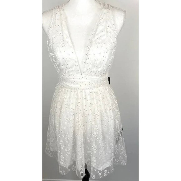 Lulus Daisy Floral Tulle Twist Back Skater Mini Dress White* Size Small WD29 - Picture 2 of 13